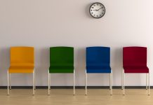 stoelen in wachtkamer