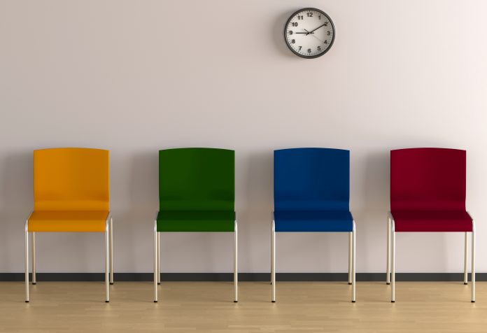 stoelen in wachtkamer