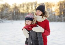 Jong meisje en pubermeisje in sneeuwlandschap