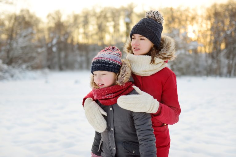 Jong meisje en pubermeisje in sneeuwlandschap