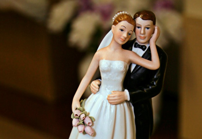 bruid en bruidegom poppetjes op bruiloftstaart