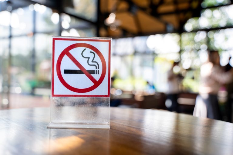 No smoking sign in coffee bar