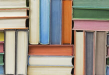 Boeken etc. Lot of old books forming a texture